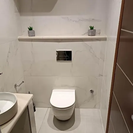 Newly Renovated Next To The Port Appartement Mantouki