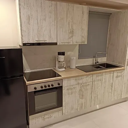 Newly Renovated Next To The Port Apartamento Mantouki