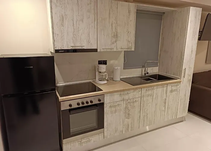 Newly Renovated Next To The Port Apartamento Mantouki