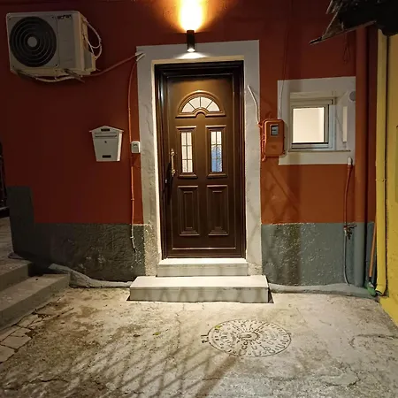 Newly Renovated Next To The Port *